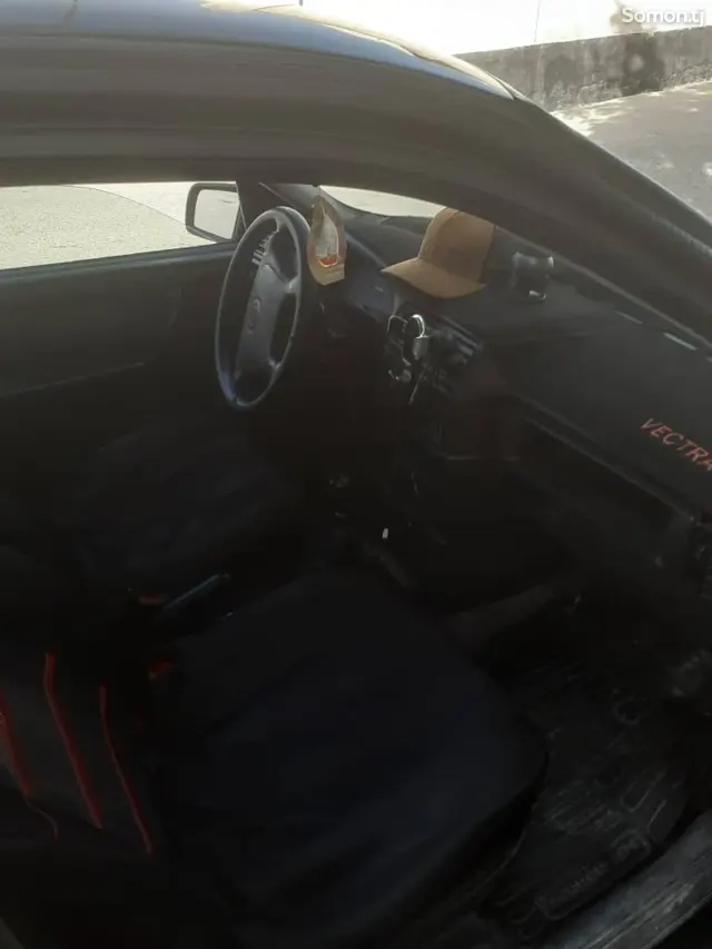 Opel Vectra A 1995 · 1.6 MT