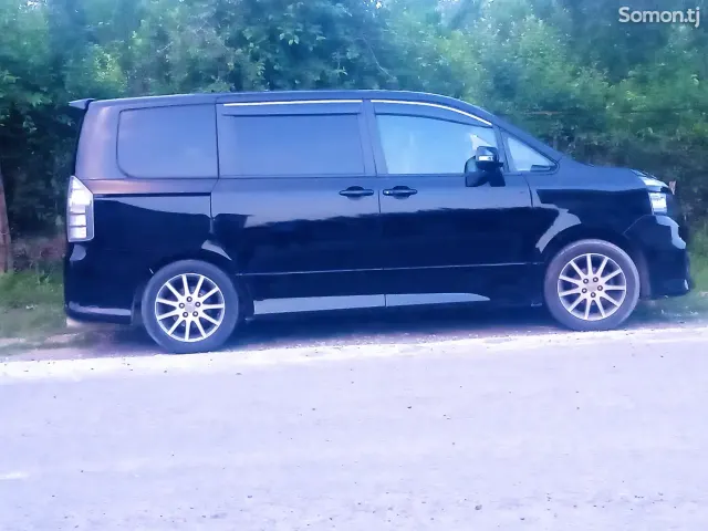 Toyota Voxy 2010 · 2.0 AT