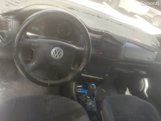 Volkswagen Golf 1999 · 1.6 MT