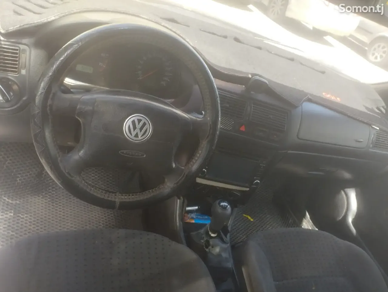 Volkswagen Golf 1999 · 1.6 MT