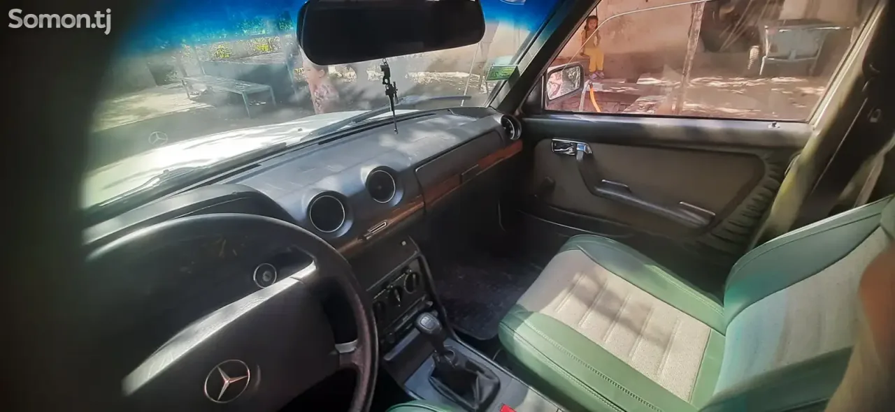 Mercedes-Benz W124 1983 · 2.4 MT