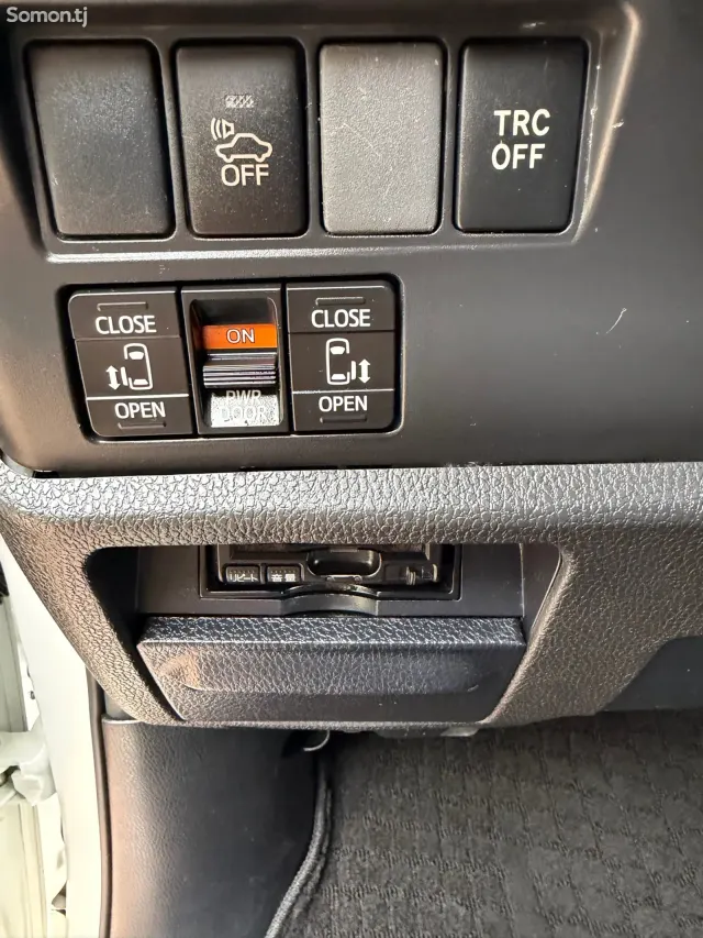 Toyota Voxy 2014 · 2.0 AT