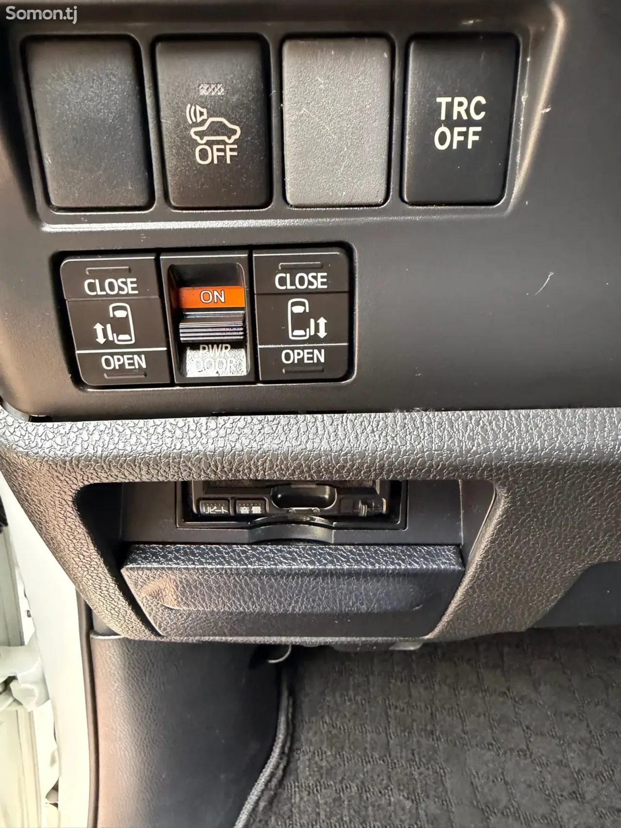 Toyota Voxy 2014 · 2.0 AT
