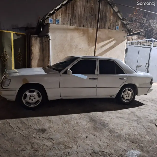 Mercedes-Benz W124 1990 · 2.0 MT