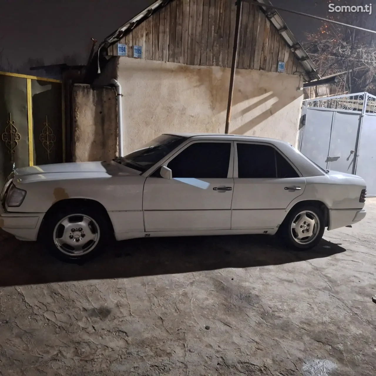 Mercedes-Benz W124 1990 · 2.0 MT