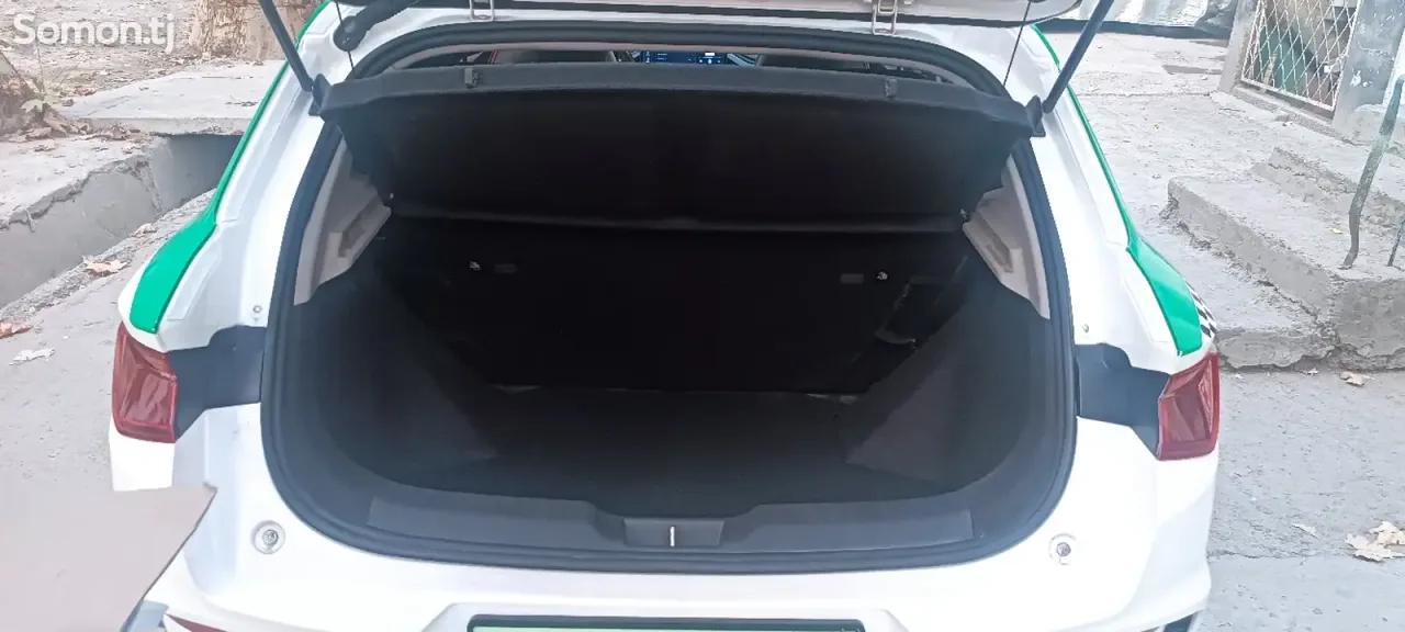 BYD E2 2023 · AT