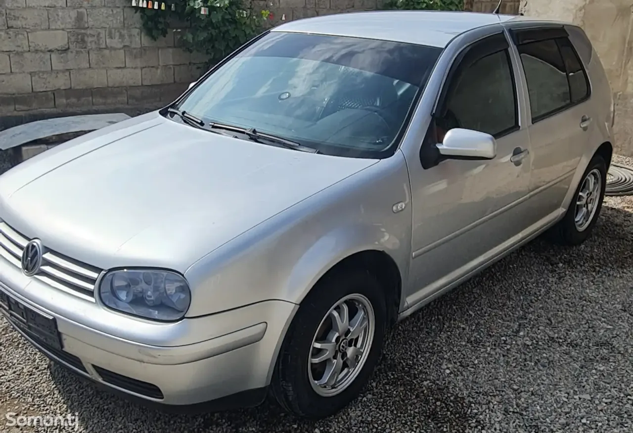 Volkswagen Golf 2003 · 1.6 MT
