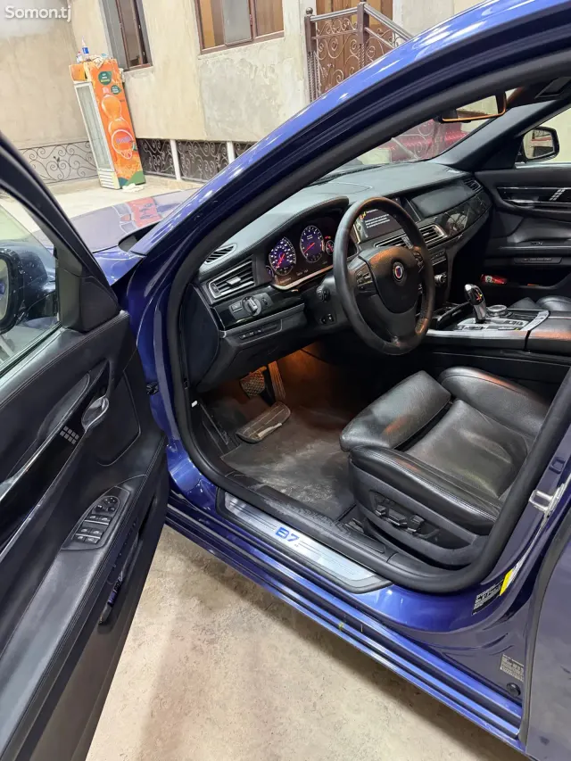 BMW 7 series 2012 · 4.4 AT