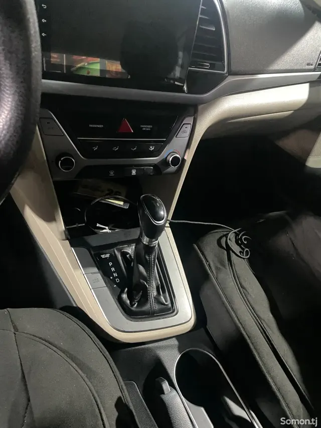 Hyundai Elantra 2017 · 2.0 AT