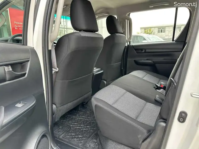 Toyota Hilux 2025 · 2.4 MT
