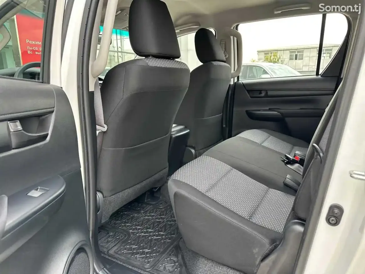 Toyota Hilux 2025 · 2.4 MT