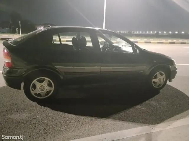 Opel Astra G 1999 · 1.6 MT