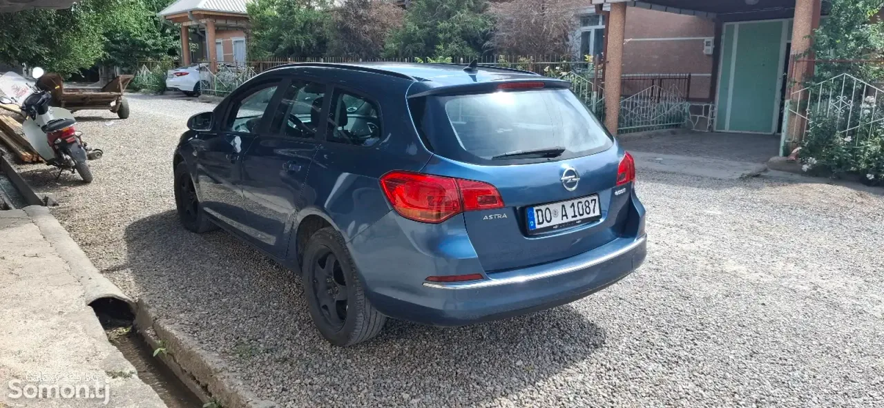 Opel Astra J 2015 · 1.4 MT
