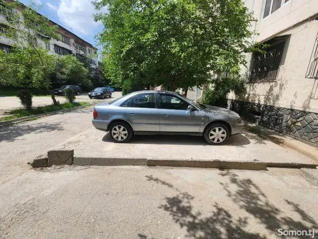 Audi A4 1994 · 1.6 MT