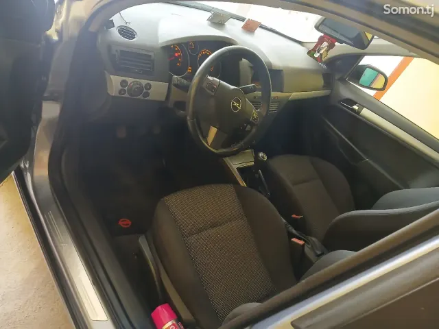 Opel Astra H 2006 · 1.6 MT