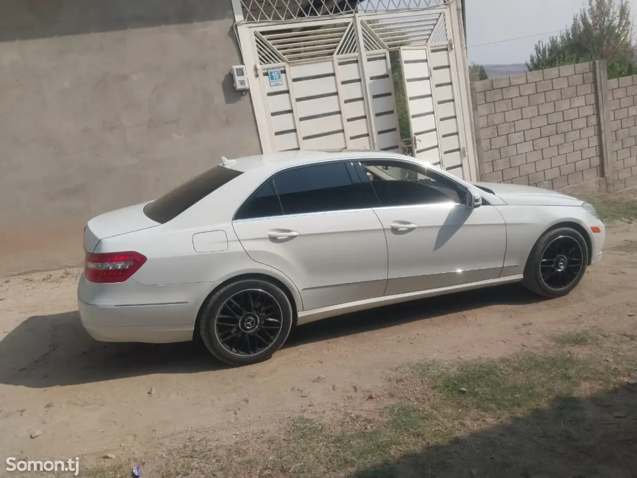 Mercedes-Benz E class 2011 · 3.5 AT
