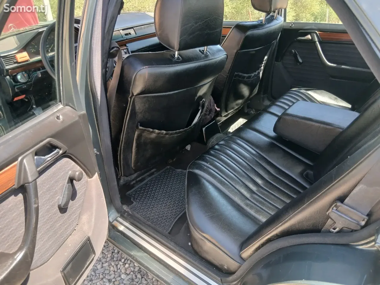 Mercedes-Benz W124 1990 · 2.2 MT