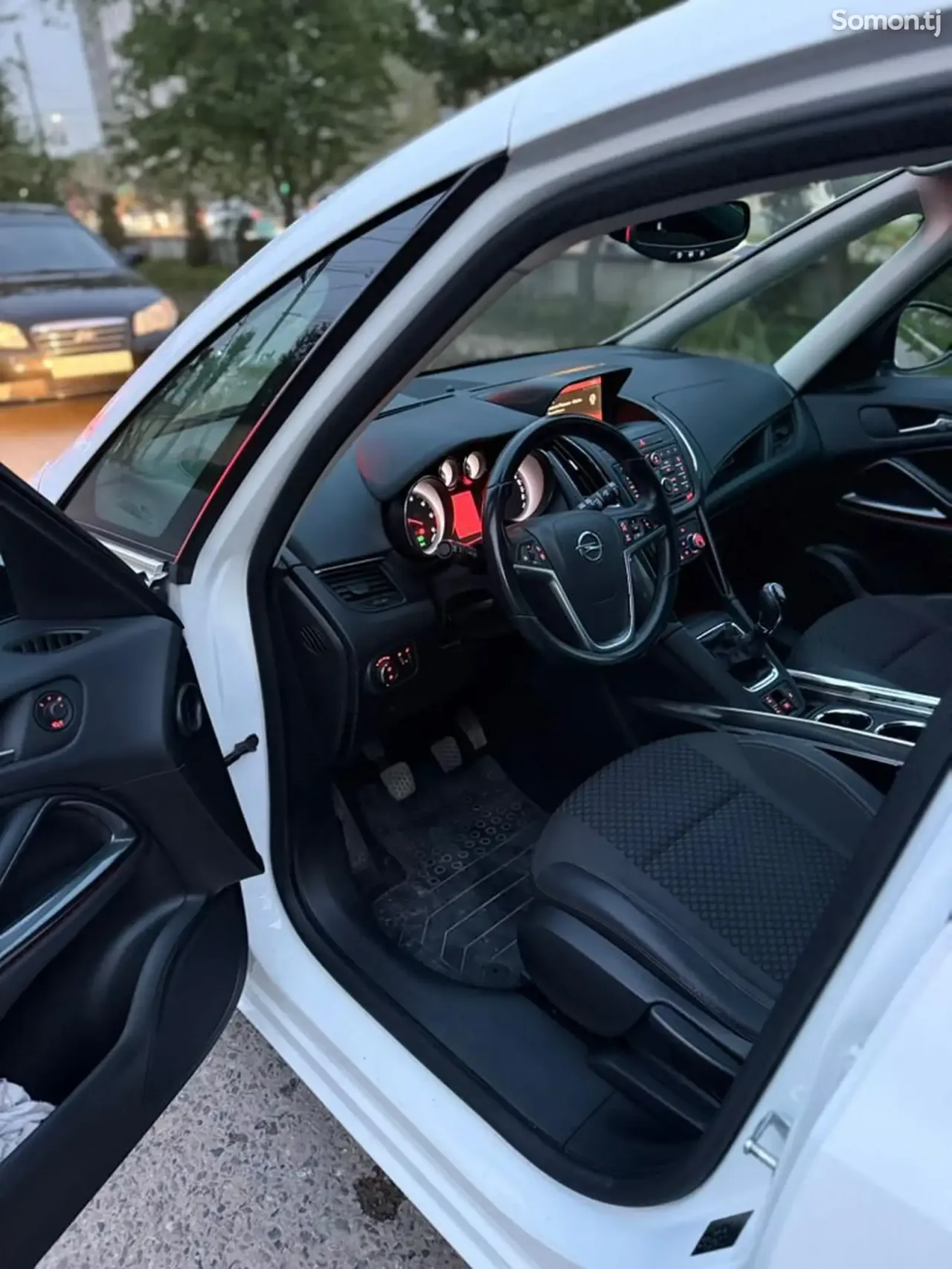 Opel Zafira 2017 · 2.0 MT