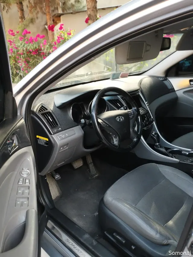 Hyundai Sonata 2014 · 2.4 AT