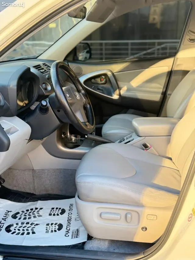 Toyota RAV 4 2011 · 2.5 AT