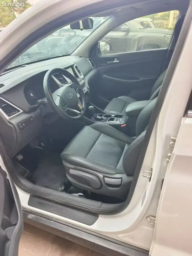Hyundai Tucson 2015 · 1.6 AT