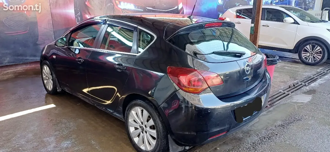 Opel Astra J 2010 · 1.6 AT