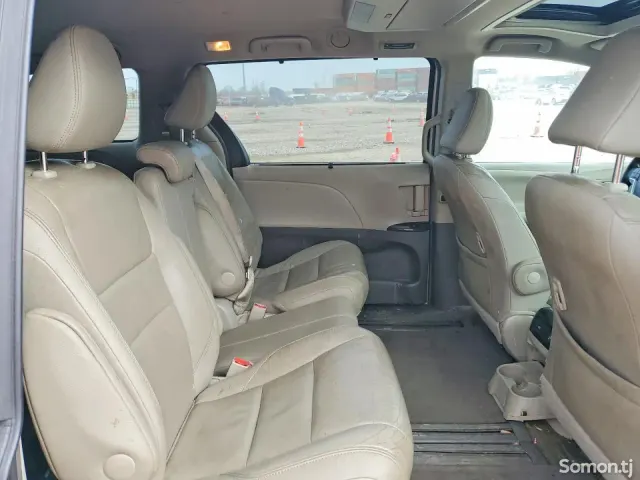 Toyota Sienna 2015 · 3.5 AT
