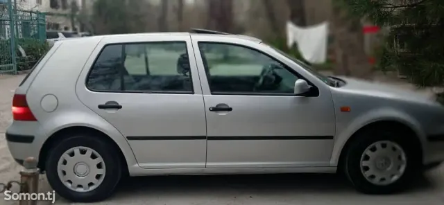 Volkswagen Golf 1999 · 1.6 MT