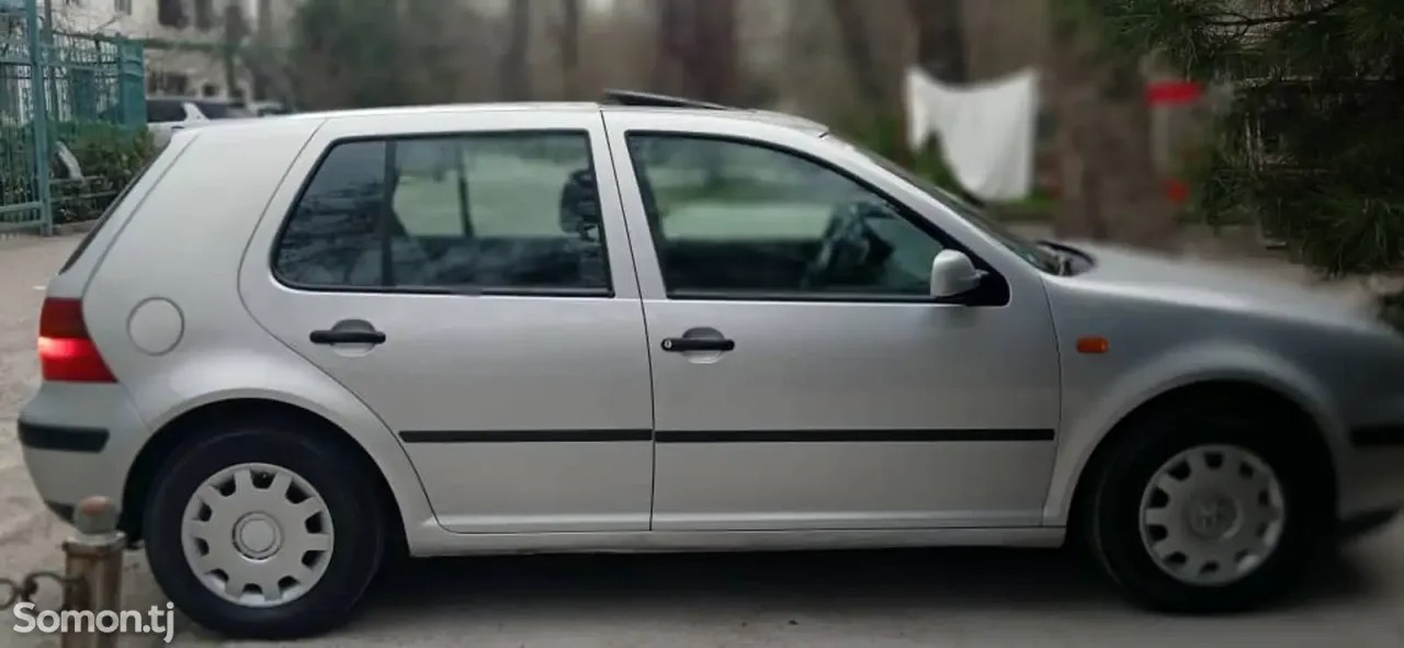 Volkswagen Golf 1999 · 1.6 MT