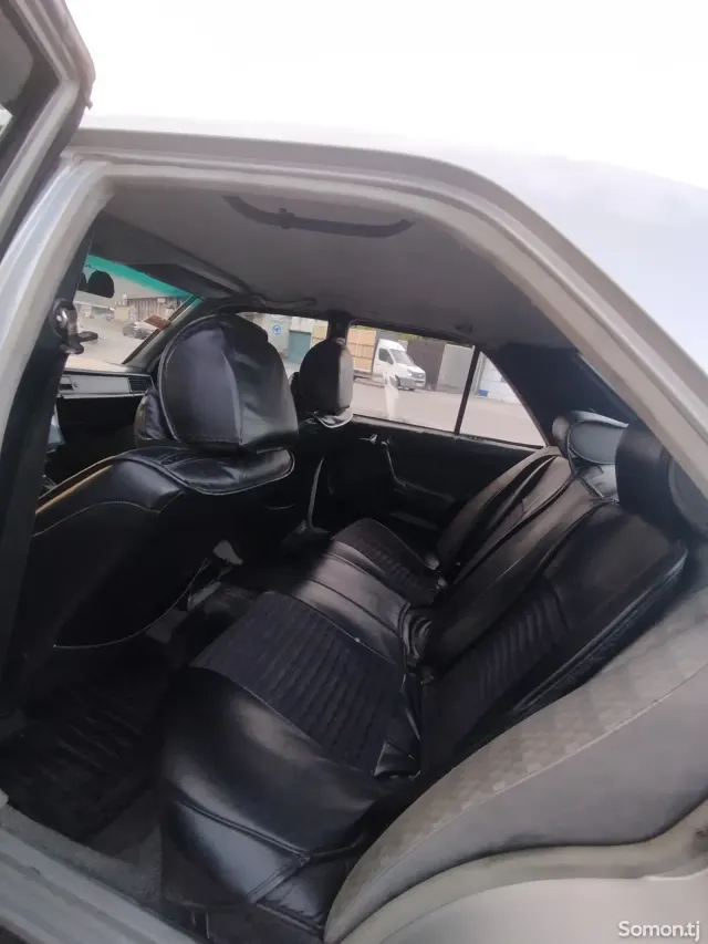 Mercedes-Benz W201 1986 · 2.0 MT
