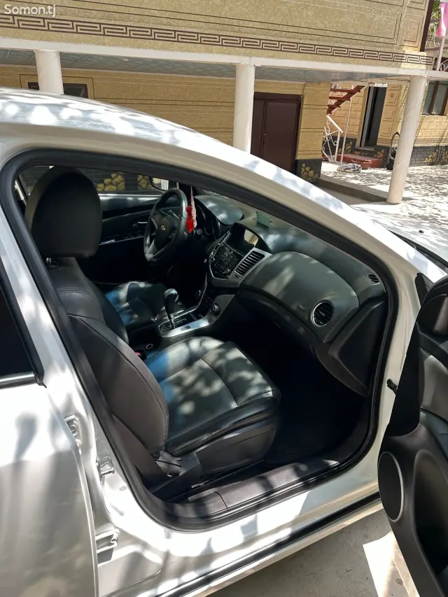 Chevrolet Cruze 2011 · 1.8 AT