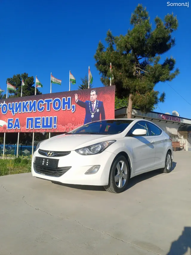 Hyundai Elantra 2013 · 1.6 AT