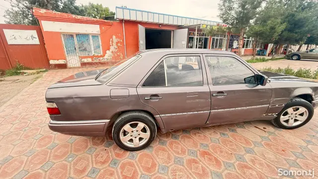 Mercedes-Benz W124 1993 · 2.0 MT