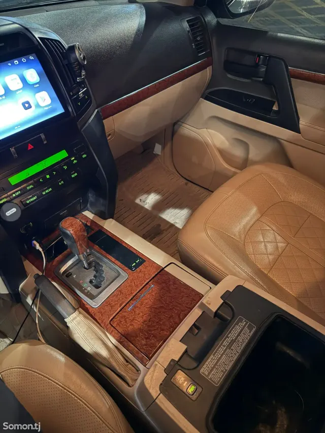 Toyota Land Cruiser 2014 · 4.6 AT