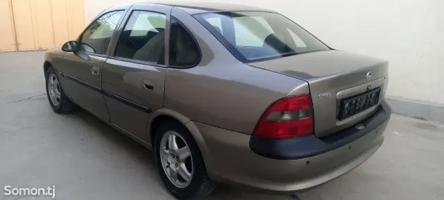 Opel Vectra B 1995 · 1.6 MT