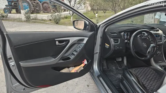 Hyundai Avante 2014 · 1.6 AT