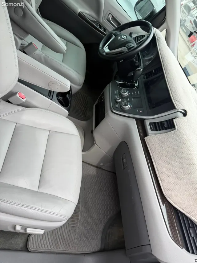 Toyota Sienna 2015 · 3.5 AT