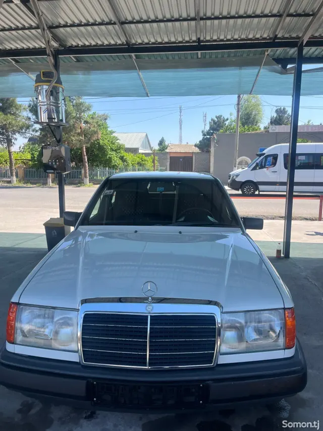 Mercedes-Benz W124 1987 · 2.0 MT