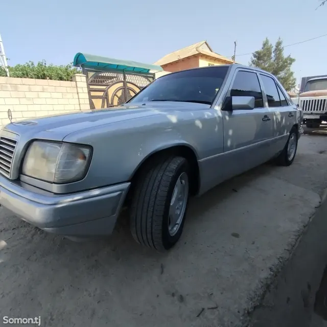 Mercedes-Benz W124 1995 · 2.7 MT
