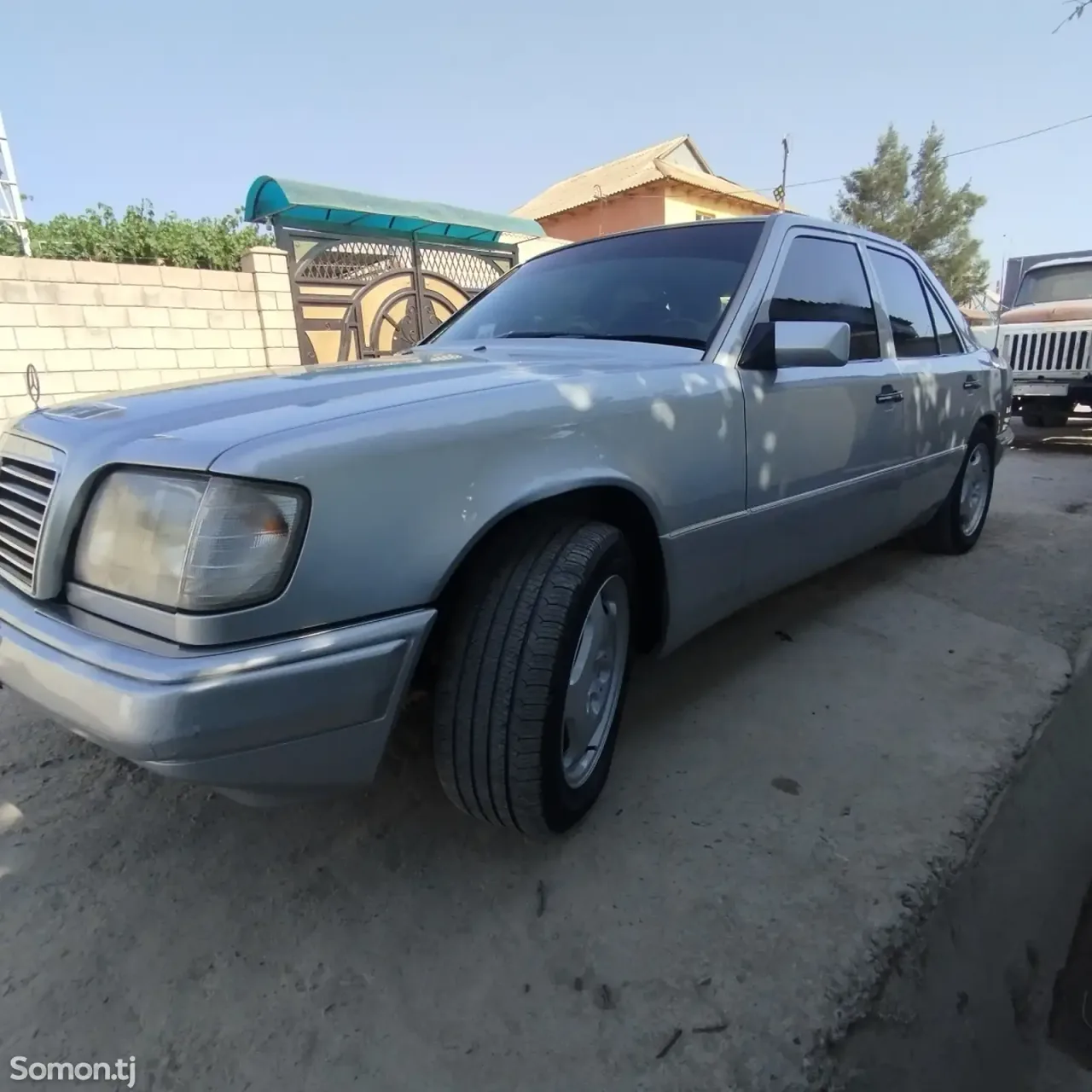 Mercedes-Benz W124 1995 · 2.7 MT