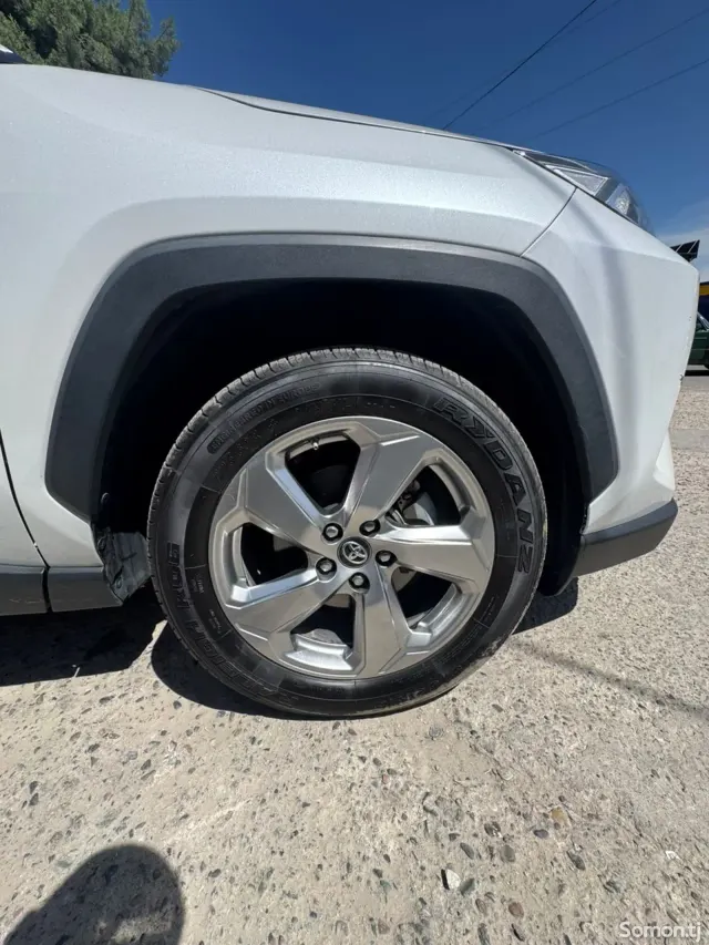 Toyota RAV 4 2021 · 2.0 AT
