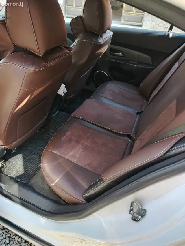 Chevrolet Cruze 2011 · 1.8 AT