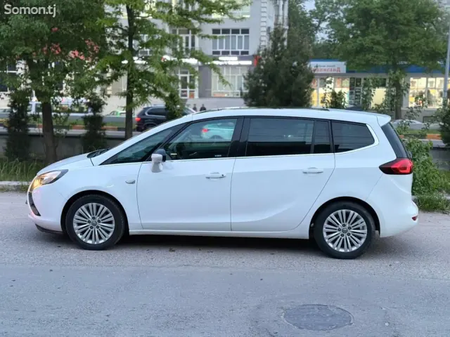 Opel Zafira 2017 · 2.0 MT
