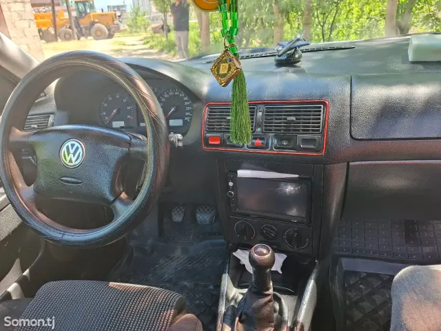 Volkswagen Golf 1999 · 1.6 MT