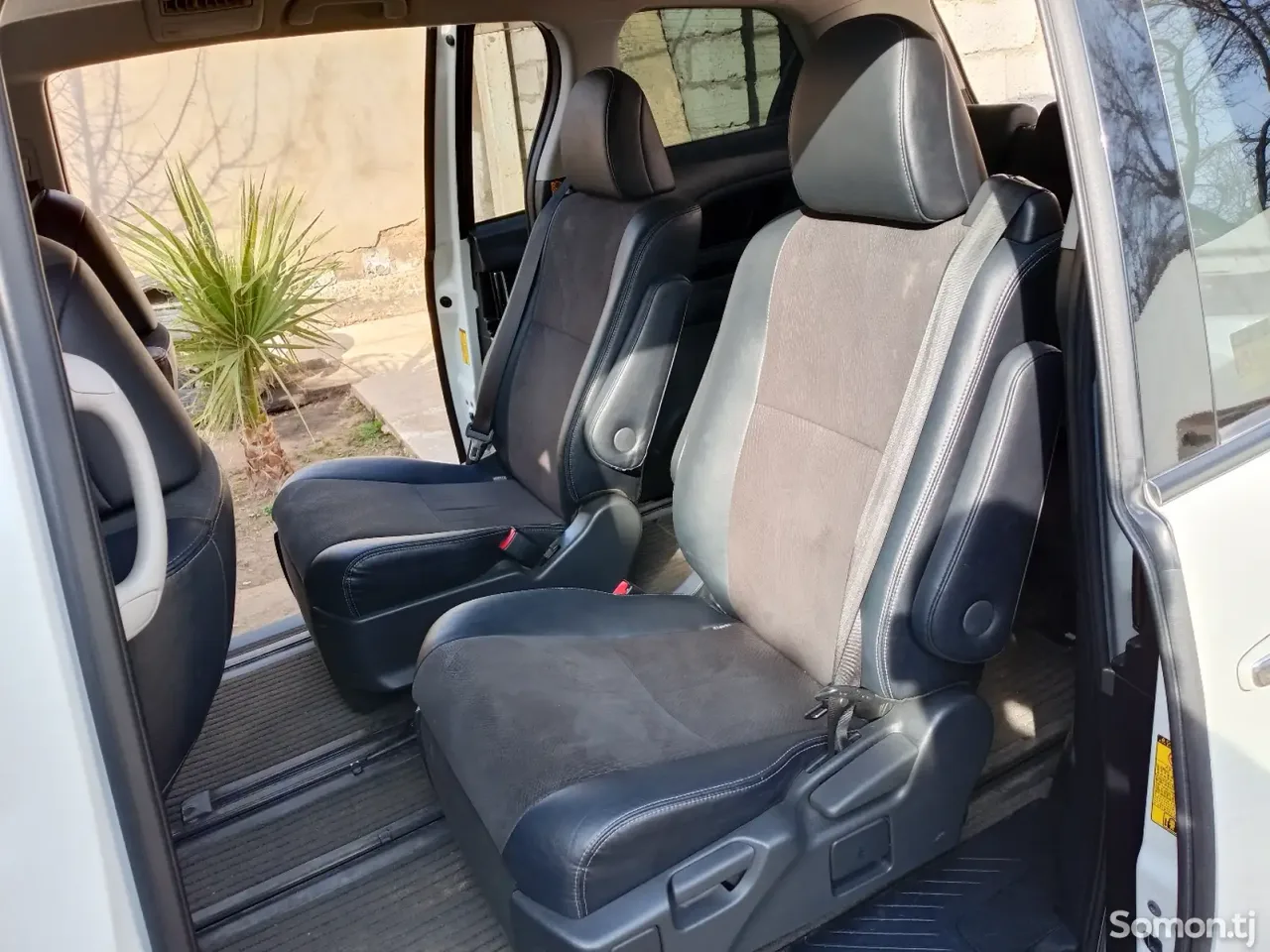 Toyota Estima 2015 · 2.4 AT