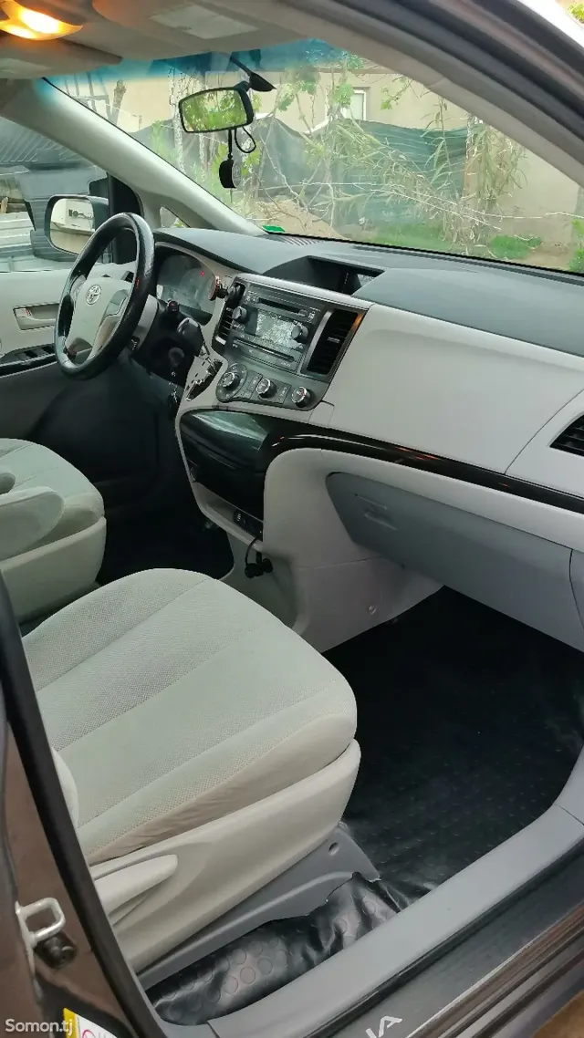 Toyota Sienna 2011 · 3.5 AT