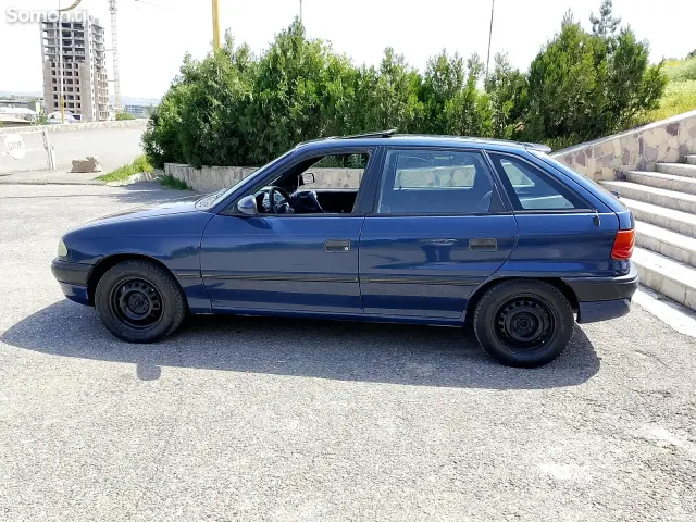 Opel Astra F 1992 · 1.6 MT