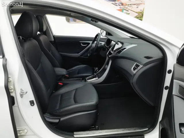 Hyundai Elantra 2015 · 1.6 AT