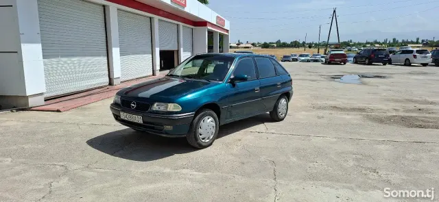Opel Astra F 1995 · 1.6 MT