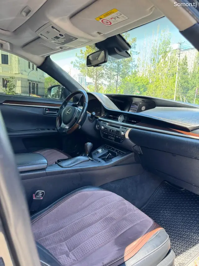 Lexus ES series 2013 · 2.5 AT